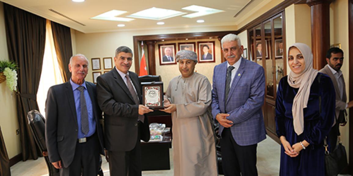 رئيس جامعة الزيتونة الأردنية يستقبل الملحق الثقافي العماني