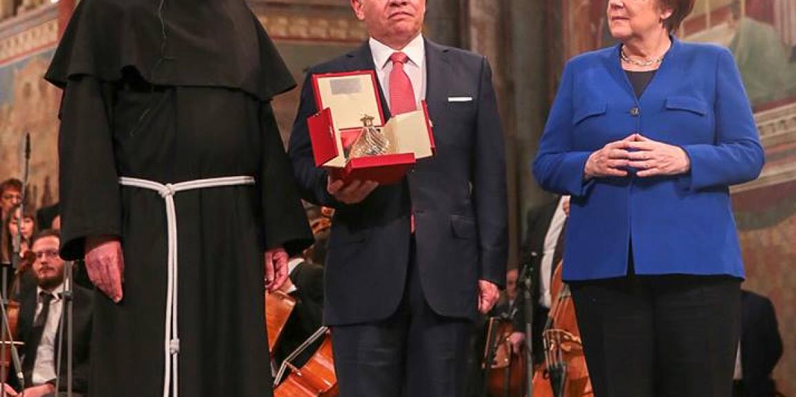 جامعة الزيتونة الأردنية تهنىء الأسرة الأردنية بتسلم جلالة الملك جائزة “مصباح السلام”