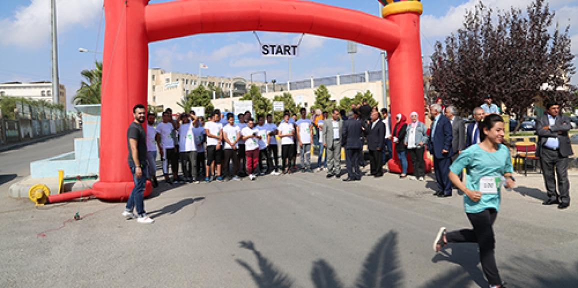 رئيس جامعة الزيتونة الاردنية يتوج الطلبة الفائزين في سباق الضاحية وخماسي كرة القدم