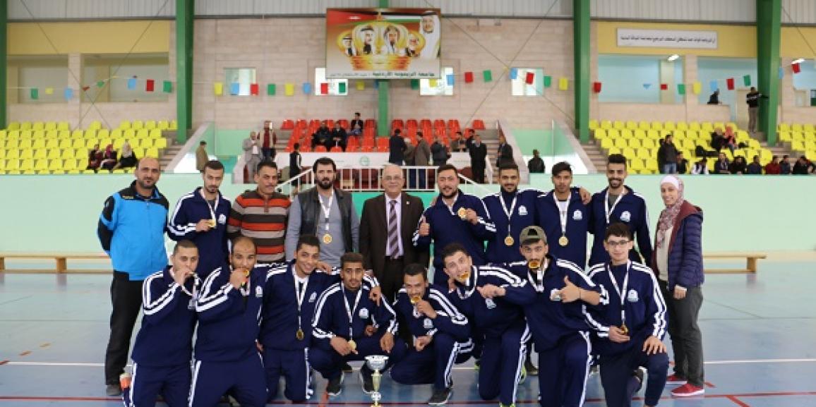 رئيس جامعة الزيتونة الأردنية يتوج فريق جامعة اليرموك في بطولة الاتحاد الرياضي لكرة اليد