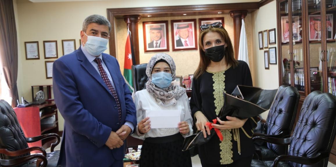 رئيس جامعة الزيتونة الأردنية يكرم الطالبة روان العنوز