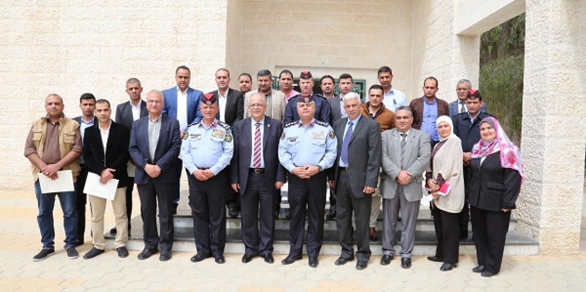رئيس جامعة الزيتونة الأردنية يرعى تخريج دورة تدريبية  لمرتبات مديرية الأمن العام