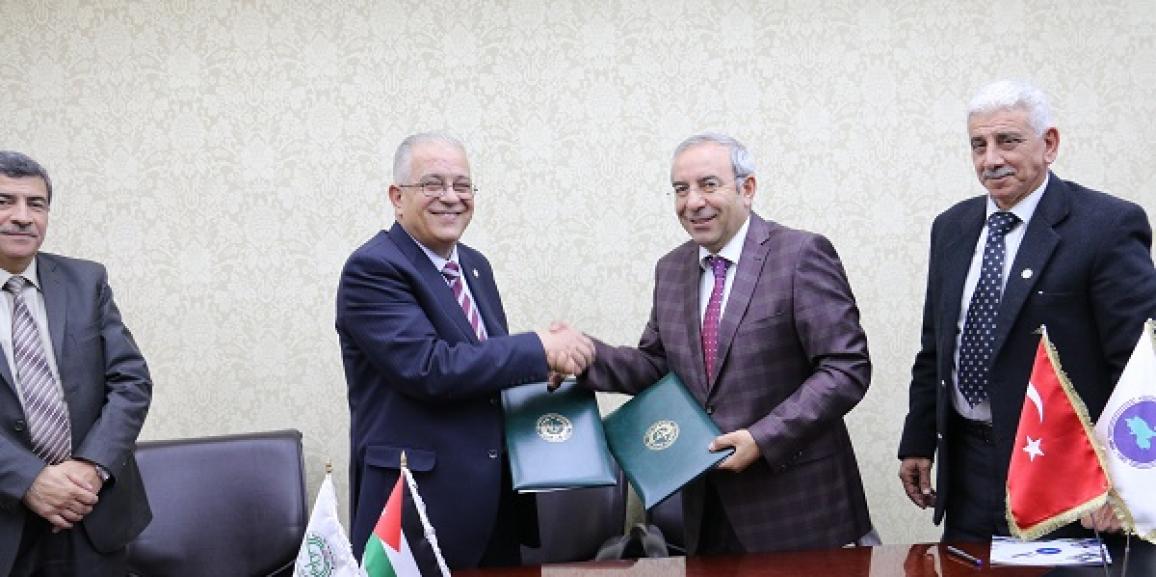 رئيس جامعة الزيتونة الأردنية يوقع اتفاقيتي تعاون مع جامعة المئة عام في فان التركية