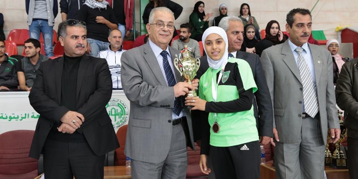 رئيس جامعة الزيتونة الأردنية يتوج الفائزين في بطولة سباق الضاحية للجامعات الأردنية