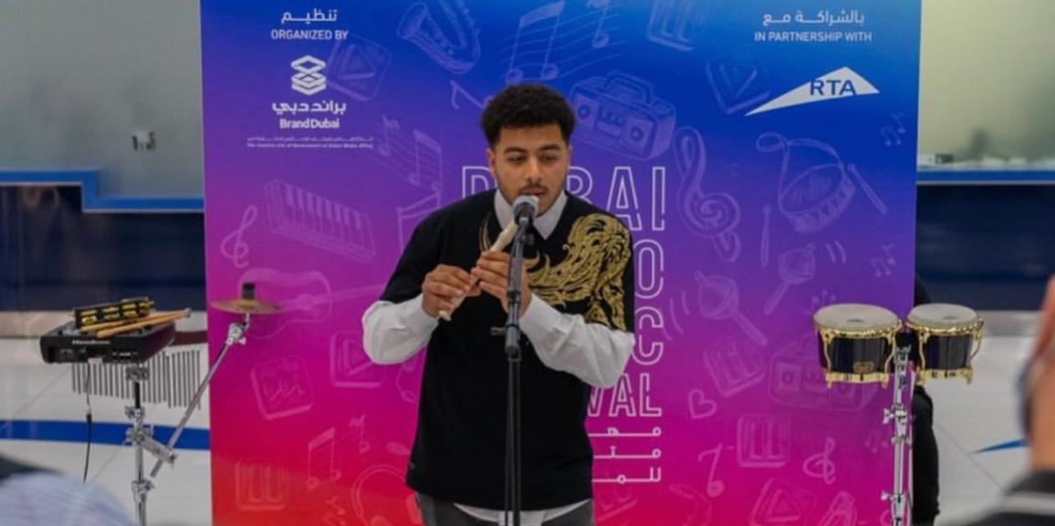 طالب من جامعة الزيتونة الأردنية يشارك في مهرجان دبي الموسيقي