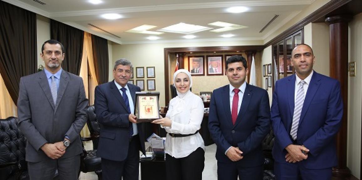 رئيس جامعة الزيتونة الأردنية يكرم الدكتورة نوف محمود لفوزها بجائزة لوريال يونيسكو