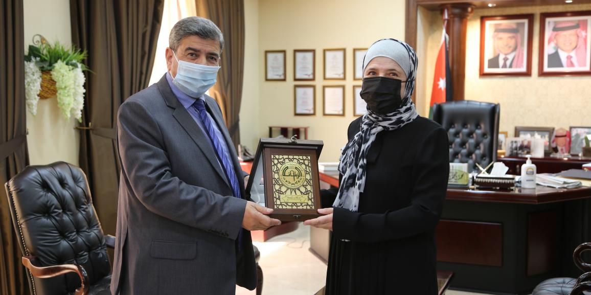 رئيس جامعة الزيتونة الأردنية يكرم الدكتورة ديما صبَاح لفوزها بجائزة “منكو”